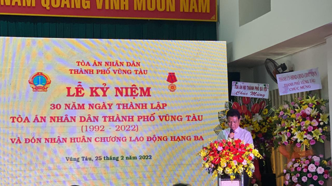 Ông Nguyễn Thanh Sơn, Bí thư Chi bộ, Chánh án Tòa án nhân dân thành phố Vũng Tàu phát biểu ôn lại truyền thống 30 năm thành lập Tòa án nhân dân thành phố Vũng Tàu.