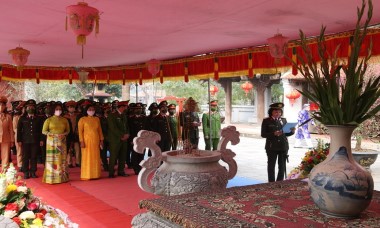 Hội Phụ nữ CATP Hà Nội tổ chức Lễ dâng hương và báo công tại đền Hát Môn, Phúc Thọ