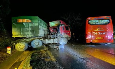 Tuyên Quang: Xe đầu kéo va chạm với xe khách, 2 người thương vong