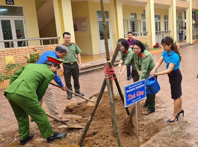 Bông hồng thép của đơn vị, người mẹ hiền của gia đình ảnh 3