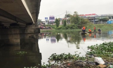 Va chạm với thành cầu, nam thanh niên rơi xuống sông