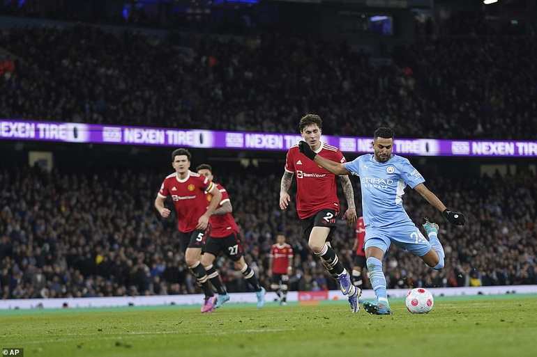 Sang hiệp 2, Mahrez tỏa sáng với cú đúp vào lưới De Gea, mang về chiến thắng 4-1 chung cuộc cho Man City.