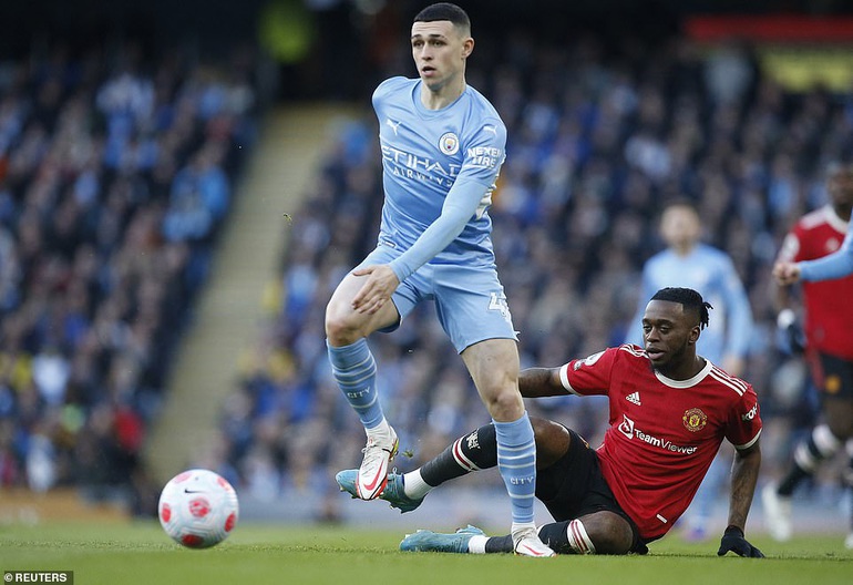 Aaron Wan-Bissaka và hàng thủ Man City bất lực trước lối đá tấn công đẹp mắt của Man City.