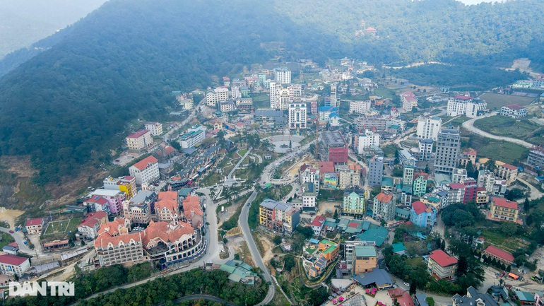 Những ngày đầu năm, gia đình bạn muốn đổi gió đi chơi gần Hà Nội thì Tam Đảo là một lựa chọn đáng chú ý. Khu du lịch Tam Ðảo được người Pháp phát hiện và xây dựng từ những năm đầu thế kỷ 19. Đặc biệt, khu Tam Đảo nằm ở độ cao hơn 900 m so với mặt nước biển, nhiệt độ trung bình trong năm là 18⁰C là nơi lý tưởng cho du khách nghỉ dưỡng. Với thiên nhiên trong lành, kết hợp với khí hậu se lạnh khiến Tam Đảo rất thuận lợi để phát triển các loại hình du lịch nghỉ dưỡng, du lịch sinh thái, đây là điểm đến được du khách từ Hà Nội yêu thích cho kỳ nghỉ ngắn ngày.