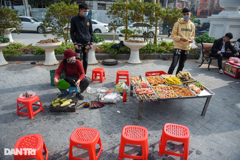 Khi đến Tam Đảo, ngoài việc thăm thú cảnh đẹp và trải nghiệm các hoạt động du lịch thì bạn đừng quên khám phá đặc sản địa phương. Một số món nổi trội đó là ngọn su su, gà đồi, lợn mán, thịt bò tái kiến đốt, thịt nướng Tam Đảo,…