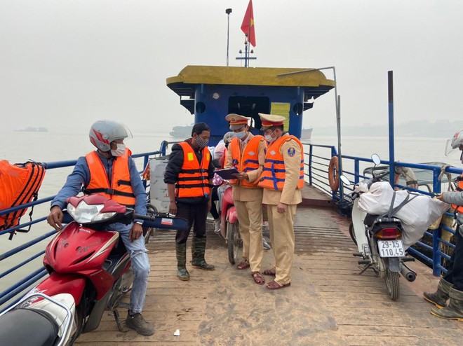 Tặng quà, tuyên truyền Luật Giao thông đường thủy nội địa tới các làng chài ven sông Hồng ảnh 1