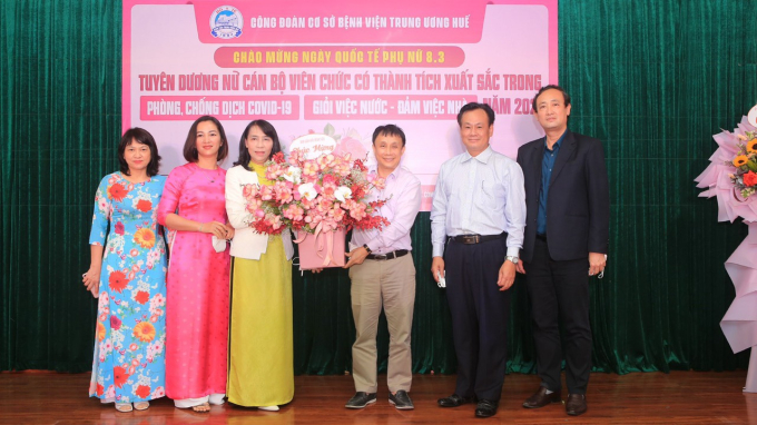 Thạc sĩ, BSCKII Hoàng Thị Lan Hương, Phó Giám đốc Bệnh viện Trung ương Huế khẳng định, phụ nữ ngành y nói chung và phụ nữ Bệnh viện Trung ương Huế nói riêng luôn tu dưỡng, rèn luyện, không ngừng học tập nâng cao trình độ chuyên môn, khẳng định vai trò, vị thế của mình trong xã hội, làm tốt công tác chăm sóc và bảo vệ sức khỏe cho Nhân dân.