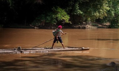 “Về nhà khi có lũ” đoạt giải Vàng cuộc thi ảnh “Phụ nữ trước bão giông”