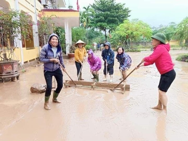 “Về nhà khi có lũ” đoạt giải Vàng cuộc thi ảnh “Phụ nữ trước bão giông” ảnh 3