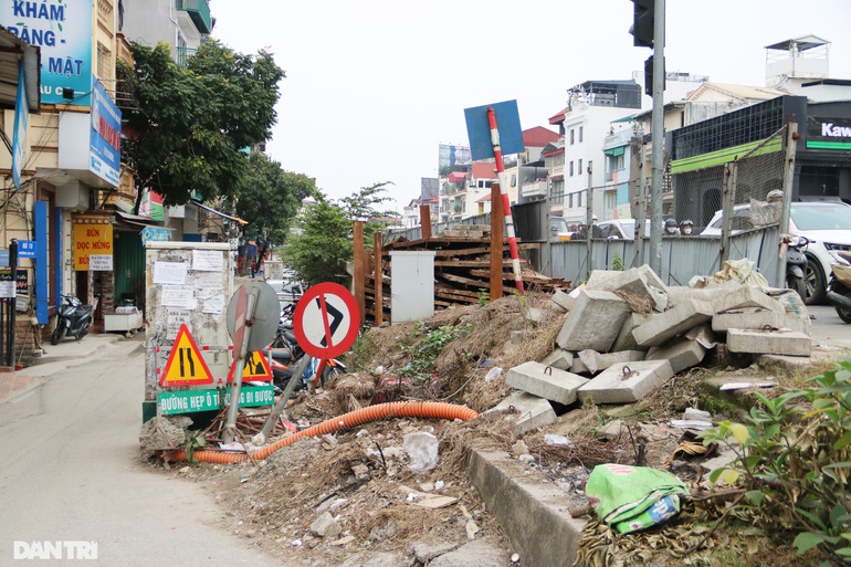 Vật liệu xây dựng nằm ngổn ngang, không có rào chắn.