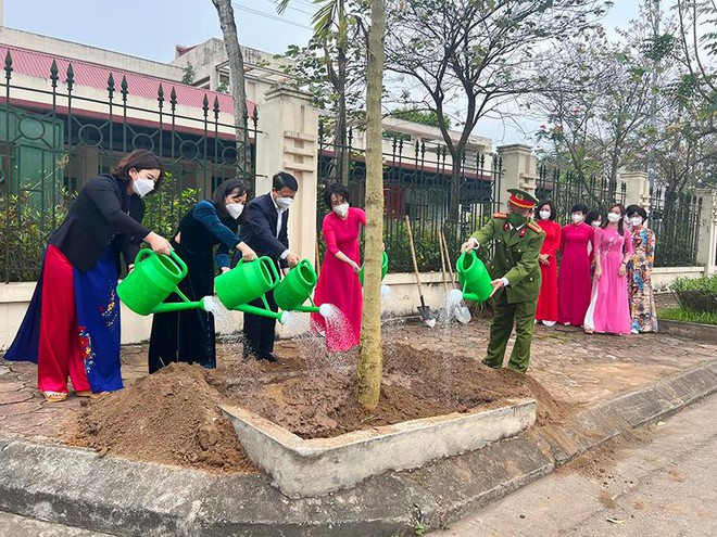 Trao tặng vật tư phòng chống dịch Covid-19 cho Công an huyện Mê Linh ảnh 2