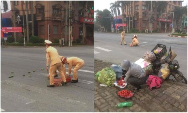 Hình ảnh đẹp của CSGT giúp tiểu thương thu gom hàng hóa rơi trên đường