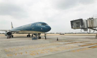 Chuyến bay Vietnam Airlines chở những du khách quốc tế đầu tiên đến Việt Nam sau khi mở cửa lại thị trường khách quốc tế