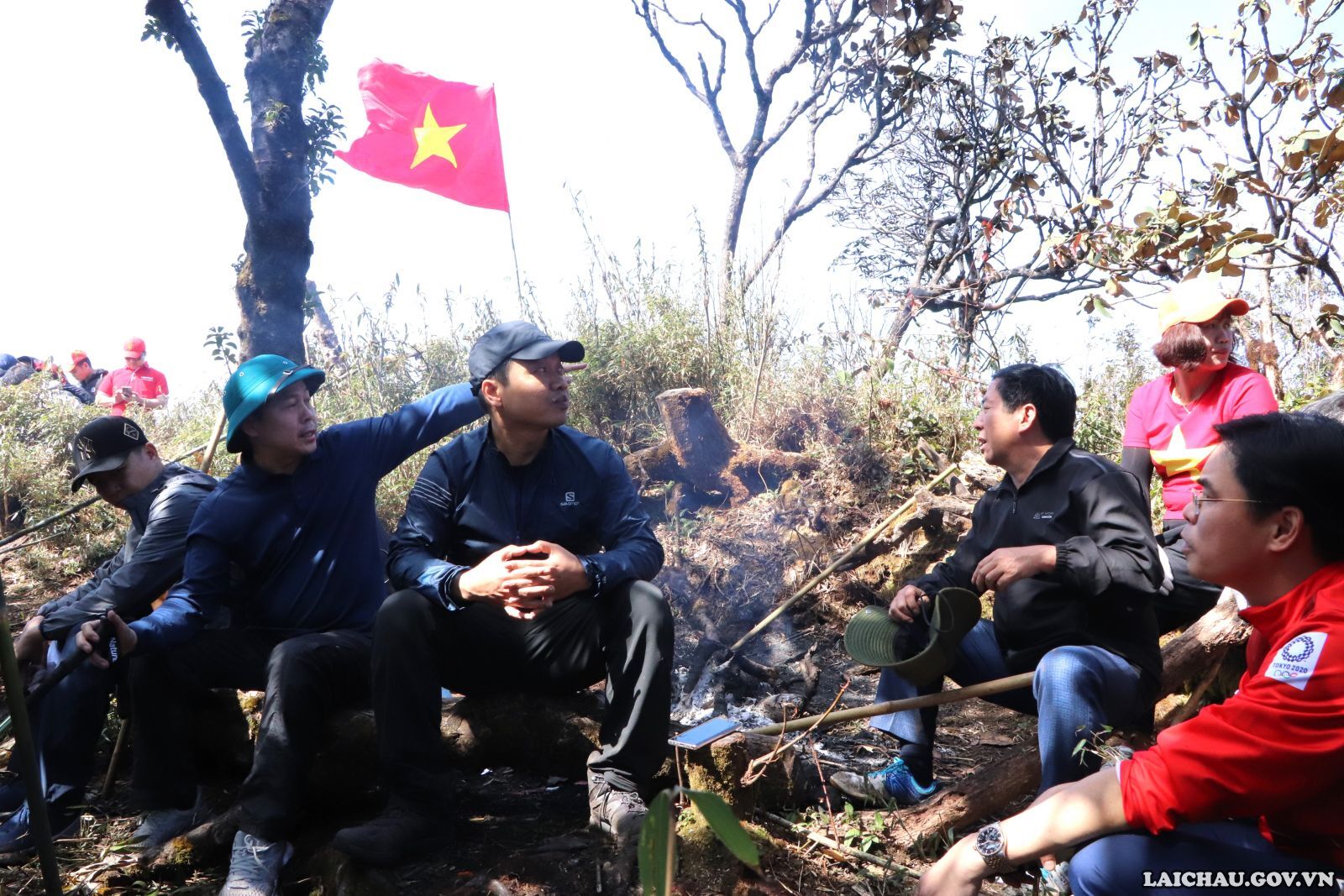 Đoàn khảo sát đã bàn thực địa trên đỉnh Pu Ta Leng cao 3.049m.