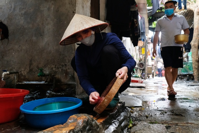 Xăng tăng kéo theo nhiều hàng hoá tăng khiến cuộc sống những người lao động thêm khó khăn. Ảnh: Gia Khiêm