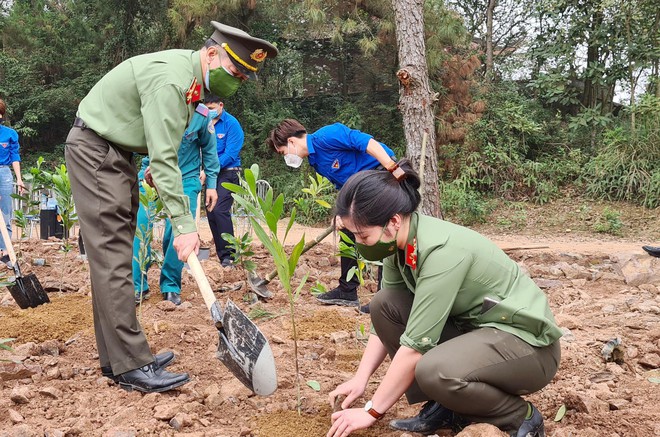 Những việc làm ý nghĩa của Phòng An ninh kinh tế và Phòng Hồ sơ nghiệp vụ Công an Hà Nội ảnh 3