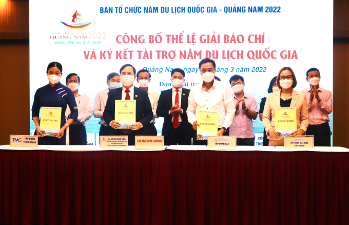 Đại diện Tập đoàn T&T Group ký kết tài trợ 5 tỉ đồng cho Năm Du lịch quốc gia - Quảng Nam 2022