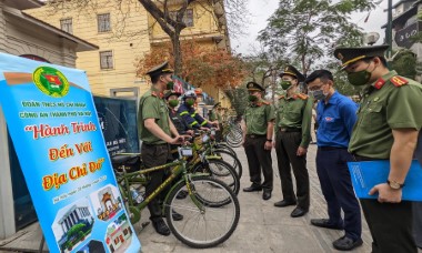 Ấn tượng hình ảnh thanh niên Công an Hà Nội đạp xe đến với những "địa chỉ đỏ"