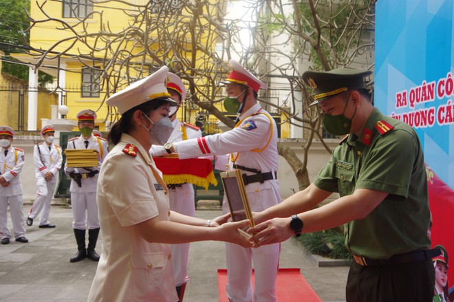 Tuyên dương 66 cán bộ đoàn CATP Hà Nội tiêu biểu với nhiều công trình thanh niên vì bình yên Thủ đô ảnh 3