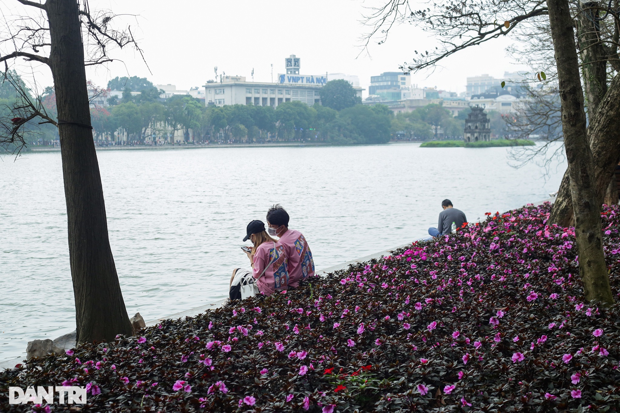 Các cặp đôi trẻ hẹn hò, ngồi hóng mát ven hồ Gươm.