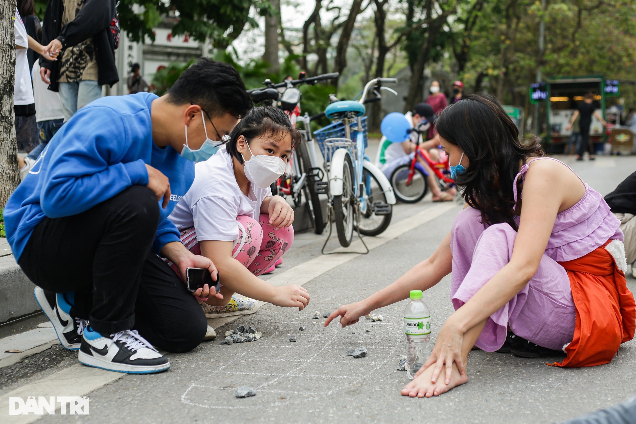 Trò chơi ô ăn quan không chỉ dành các bạn nhỏ mà còn thu hút nhiều người lớn cùng tham gia.