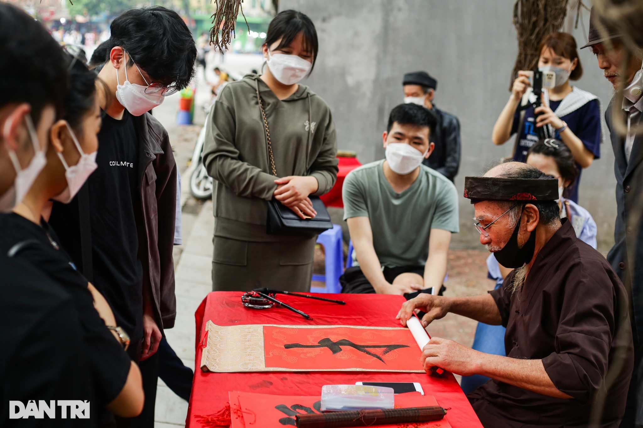 Góc phố Đinh Tiên Hoàng (đoạn trước Đền Bà Kiệu), người dân quây quần xem ông đồ già cho chữ.