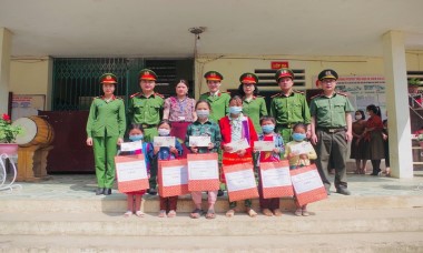 Trao tặng "tri thức cho em" tới học sinh vùng cao Hà Giang