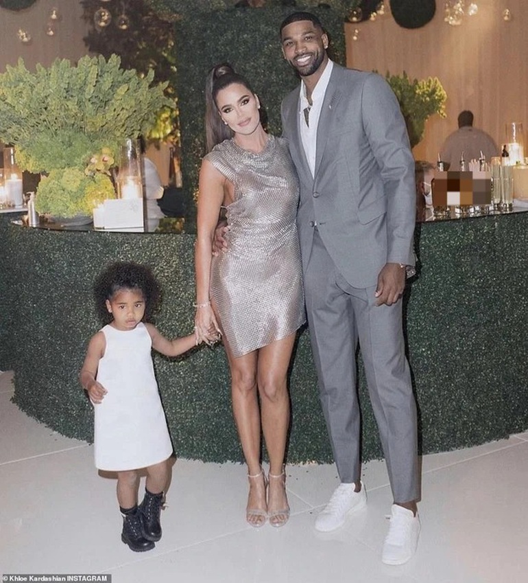 Khloe Kardashian và bạn trai Tristan Thompson bên con gái cưng (Ảnh: Instagram).