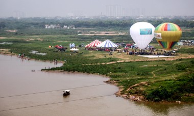 Người dân ùn ùn đổ về lễ hội khinh khí cầu ven sông Hồng, ùn tắc nhiều tuyến đường