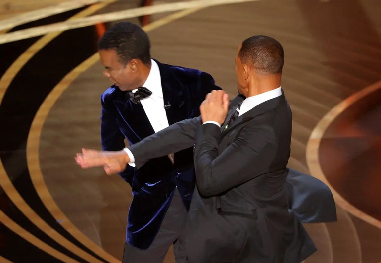 Cú tát của Will Smith dành cho Chris Rock đang là chủ đề bàn luận khắp thế giới (Ảnh chụp màn hình).