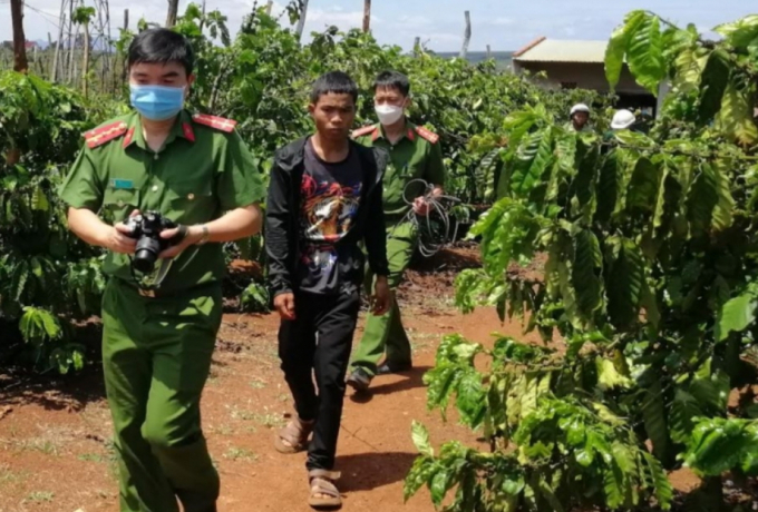 Đối tượng Rah Lan Giang được dẫn giải tới hiện trường để thực nghiệm lại hành vi, phục vụ công tác điều tra. (Ảnh: Lê Ánh)