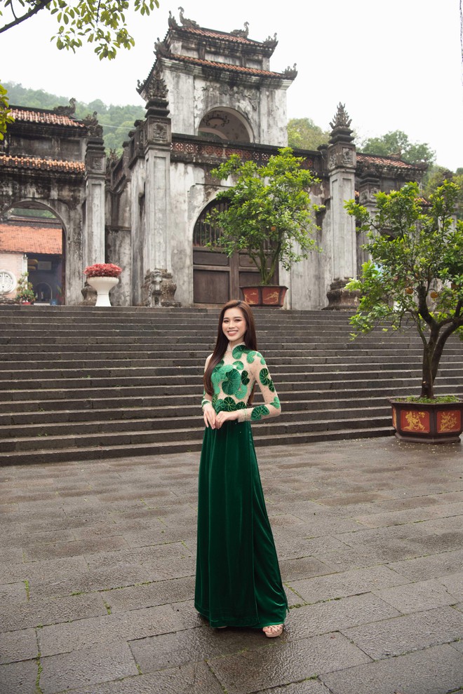 Top 13 "Miss World" Đỗ Thị Hà mặc áo dài mang hình ảnh rau má về quê nhà Thanh Hóa ảnh 1