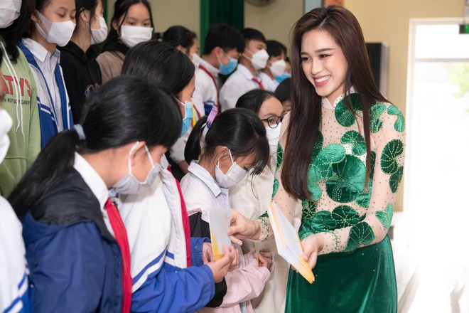 Top 13 "Miss World" Đỗ Thị Hà mặc áo dài mang hình ảnh rau má về quê nhà Thanh Hóa ảnh 2