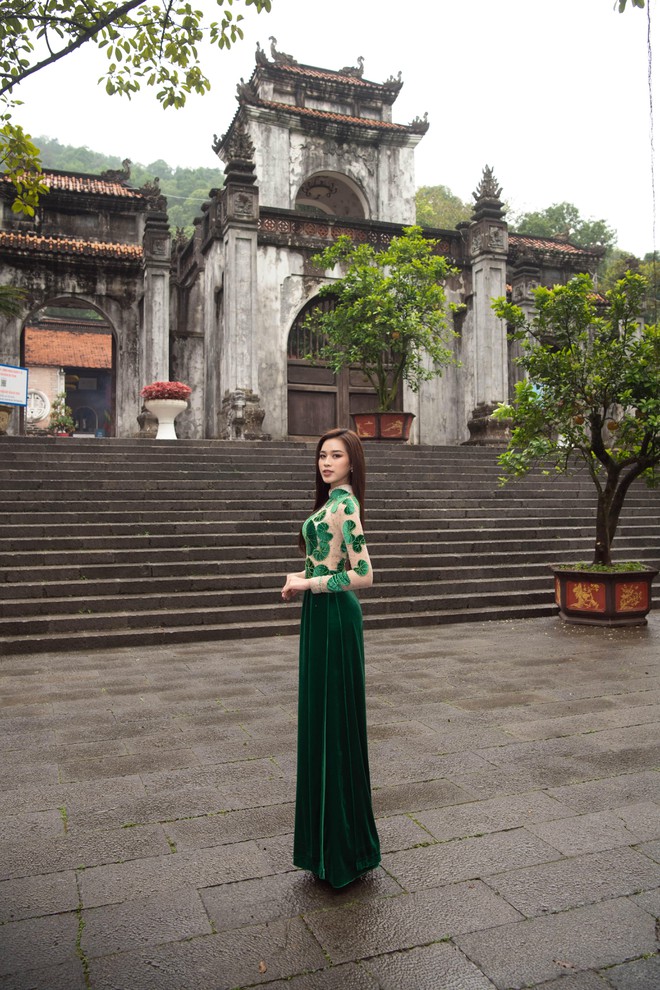 Top 13 "Miss World" Đỗ Thị Hà mặc áo dài mang hình ảnh rau má về quê nhà Thanh Hóa ảnh 4