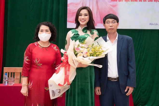 Top 13 "Miss World" Đỗ Thị Hà mặc áo dài mang hình ảnh rau má về quê nhà Thanh Hóa ảnh 13