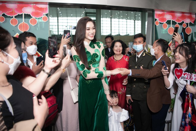 Top 13 "Miss World" Đỗ Thị Hà mặc áo dài mang hình ảnh rau má về quê nhà Thanh Hóa ảnh 15