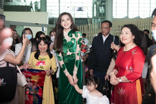 Top 13 "Miss World" Đỗ Thị Hà mặc áo dài mang hình ảnh rau má về quê nhà Thanh Hóa ảnh 16