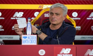 HLV Mourinho buông lời vùi dập phóng viên giữa họp báo