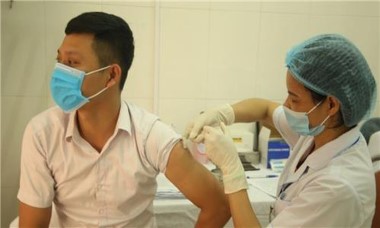 Chiều 3/4: Nghiên cứu, tham khảo quốc tế việc tiêm vaccine phòng COVID-19 mũi 4 và cho trẻ dưới 5 tuổi