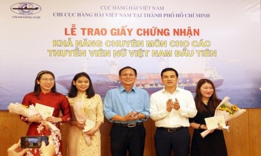 Ba nữ thuyền viên tàu biển đầu tiên của Việt Nam được cấp Giấy chứng nhận chuyên môn