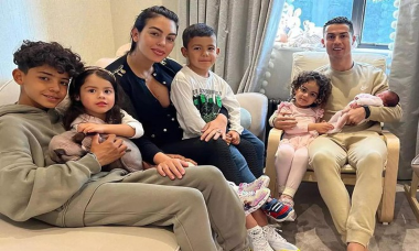 Ronaldo lần đầu khoe con gái mới sinh