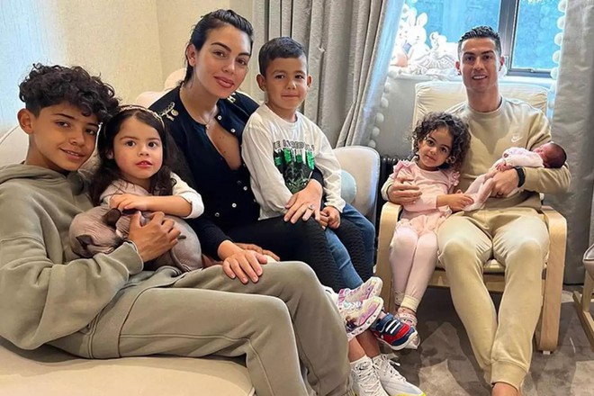 Ronaldo lần đầu khoe con gái mới sinh ảnh 1