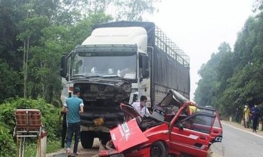 Xe con tông xe tải, 4 người trong gia đình gặp nạn trên đường đi du lịch