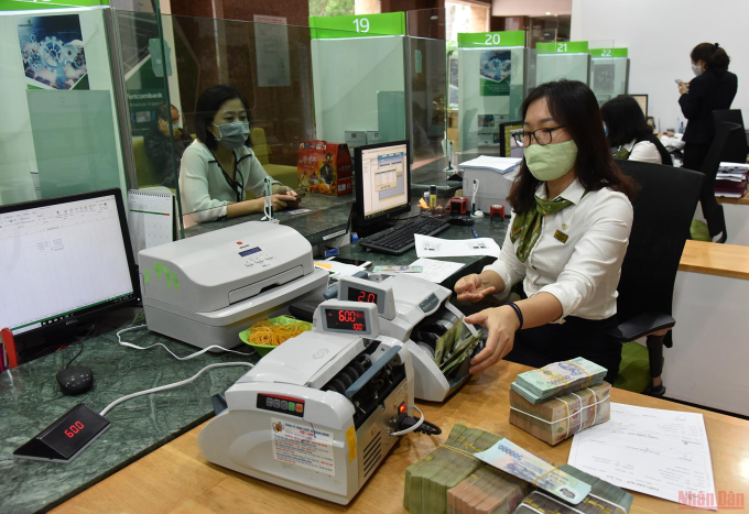 Khách hàng giao dịch tại chi nhánh Vietcombank.