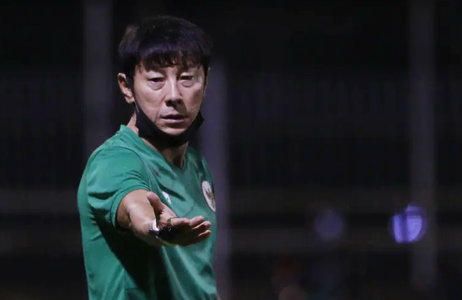 HLV Shin Tae-yong bị 'nắn gân' khi thua đậm U23 Việt Nam ảnh 1