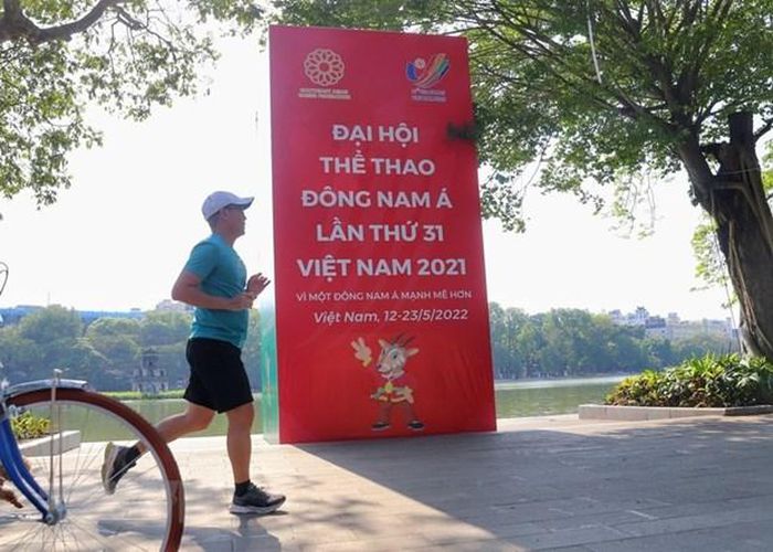 Pano, áp phích tuyên truyền SEA Games 31 được đặt tại khu vực hồ Hoàn Kiếm. (Ảnh: Tuấn Đức/TTXVN)