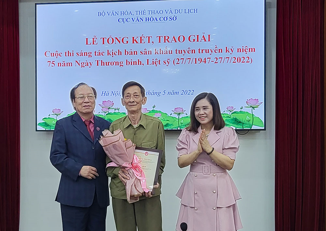 "Bên đài tưởng niệm" đoạt giải Nhất cuộc thi viết kỷ niệm 75 năm Ngày Thương binh liệt sĩ ảnh 1