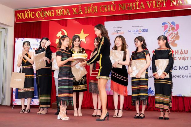 H'Hen Niê đón sinh nhật đặc biệt cùng "Hoa hậu các Dân tộc Việt Nam" ảnh 3