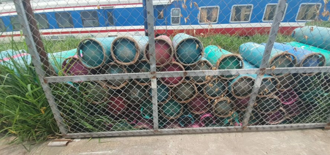 Phát hiện trong khuôn viên của ga tàu Dĩ An có hàng ngàn vỏ bình gas mang nhãn hiệu HA TINH PETROL GAS, GAZ DAT VIET, THANG LONG PETRO