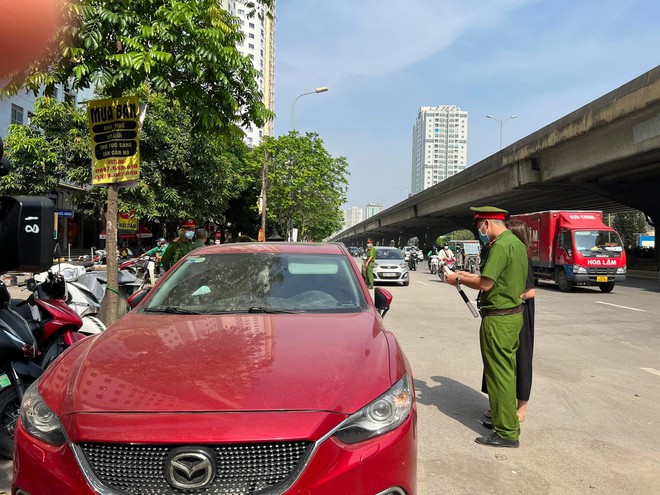 Ô tô dừng đỗ lấn chiếm mặt đường khu đô thị Kim Văn - Kim Lũ, xử lý nghiêm vẫn tái diễn ảnh 3